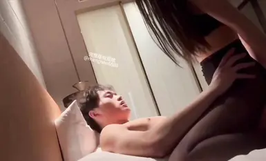 研究生学姐帮体校男大学生破处。学姐经验丰富，早就湿透的骚逼阴唇一点点把龟头吸进去上下摩擦。对白刺激，表情销魂，真爽啊