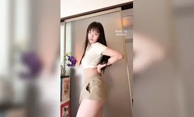 6月新品，推特露臉福利姬！藝校活潑美女【玉米yum_707】最新VIP專享，超頂脫衣裸舞三屏騷舞