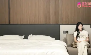 Tanhua Ouyang Ke❤️ membuat temu janji dengan seorang gadis berusia 18 tahun dengan kaki bunga besar. Dia mahu bermain tarik keluar kondom separuh jalan, tetapi kondom itu terlalu ketat dan sukar untuk dikendalikan. Tanpa diduga, kondom itu pecah akhirnya 