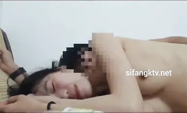 Pakcik di bilik kongsi makan rumput lembut, dan rakan sebilik cantik mabuk menidurinya separuh hati, menunjukkan wajahnya yang sempurna