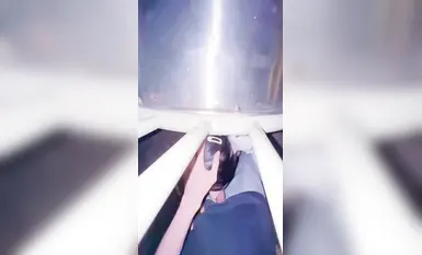 《意淫自己妹妹》妹妹和妈妈吵架离家出走❤️半夜找到气得我直接把她按在户外滑滑梯上狂操嫩穴无水印原版