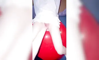 《意淫自己妹妹》妹妹和妈妈吵架离家出走❤️半夜找到气得我直接把她按在户外滑滑梯上狂操嫩穴无水印原版