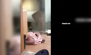 สาวสวยที่เกิดในยุค 2000 ถูกวางยาโดย MJ ลูกชายเจ้าของบ้าน แล้วเอามือล้วงเข้าไปในช่องคลอดของเธอ อวัยวะเพศของเธอเต็มไปด้วยน้ำอสุจิ และทวารหนักของเธอก็ไม่เว้น (2)