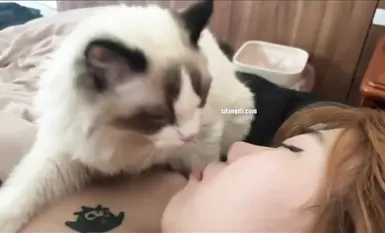 สาวสวยที่เกิดในยุค 2000 ถูกวางยาโดย MJ ลูกชายเจ้าของบ้าน แล้วเอามือล้วงเข้าไปในช่องคลอดของเธอ อวัยวะเพศของเธอเต็มไปด้วยน้ำอสุจิ และทวารหนักของเธอก็ไม่เว้น (2)