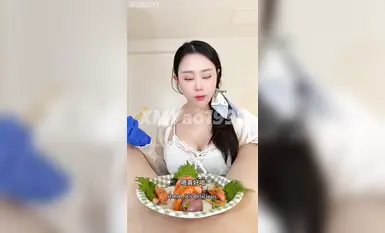 【汐夢瑤】《芥末雞巴刺身十精液壽司》三文魚刺身搭配上美味雞巴，均勻塗抹上芥末，讓雞巴爽翻天！再把芥末懟進馬眼裡，最後射出來的精液都是淡綠色已經被腌入味的芥末精液！