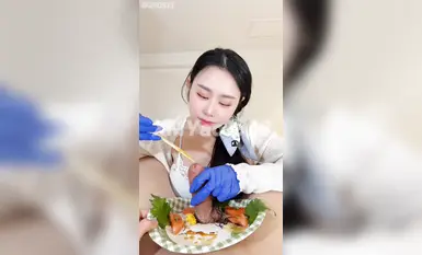 【汐夢瑤】《芥末雞巴刺身十精液壽司》三文魚刺身搭配上美味雞巴，均勻塗抹上芥末，讓雞巴爽翻天！再把芥末懟進馬眼裡，最後射出來的精液都是淡綠色已經被腌入味的芥末精液！