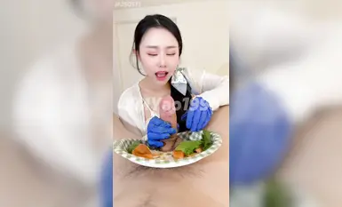 【汐夢瑤】《芥末雞巴刺身十精液壽司》三文魚刺身搭配上美味雞巴，均勻塗抹上芥末，讓雞巴爽翻天！再把芥末懟進馬眼裡，最後射出來的精液都是淡綠色已經被腌入味的芥末精液！