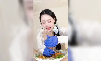 【汐夢瑤】《芥末雞巴刺身十精液壽司》三文魚刺身搭配上美味雞巴，均勻塗抹上芥末，讓雞巴爽翻天！再把芥末懟進馬眼裡，最後射出來的精液都是淡綠色已經被腌入味的芥末精液！