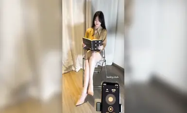 [샤오메이 미요키] 검은 리본과 수갑을 찬 그녀는 복도에 서서 자위행위를 하며 물을 뿌렸습니다. 그런데 배달원이 그녀가 물을 뿌리는 것을 우연히 목격했습니다.