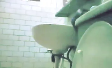 哥哥偷拍親妹洗澡