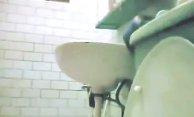 哥哥偷拍親妹洗澡