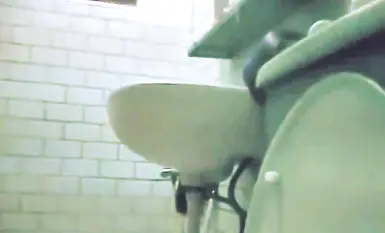 哥哥偷拍親妹洗澡