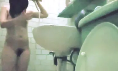 哥哥偷拍親妹洗澡