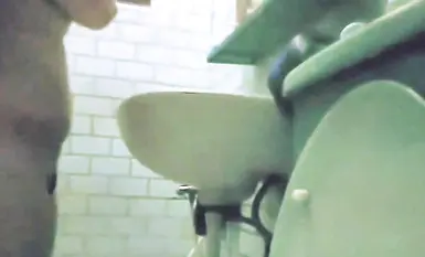 哥哥偷拍親妹洗澡