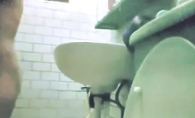 哥哥偷拍親妹洗澡