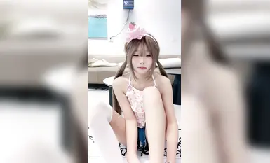 05年可爱小萝莉玉米mm 直播大秀丝袜美腿，自慰喷水粉嫩小穴(8)