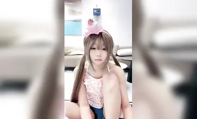 05年可爱小萝莉玉米mm 直播大秀丝袜美腿，自慰喷水粉嫩小穴(8)