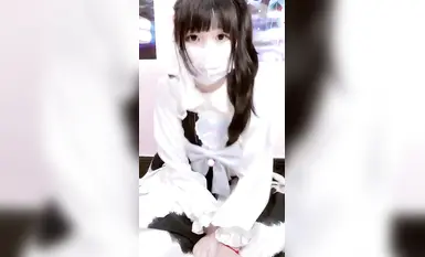 Sos Lily menunjukkan wajahnya dan gadis kebajikan bernilai tinggi melancap dan memasukkan lubangnya