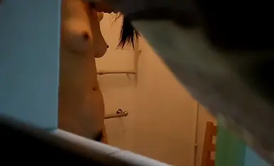 冒险偷拍表妹洗澡