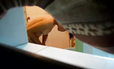 사촌이 목욕하는 모습을 몰래 촬영하는 위험을 감수하다