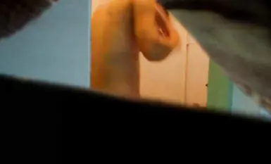 사촌이 목욕하는 모습을 몰래 촬영하는 위험을 감수하다