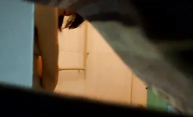 사촌이 목욕하는 모습을 몰래 촬영하는 위험을 감수하다