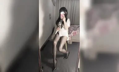 抖音【小乖】黑絲玉足_劇情演繹_制服cos (2)