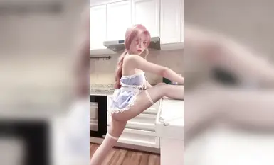 복지지와 누드 가슴과 음부는 집에 사람이 한 명뿐일 때 아빠에게 오르가즘을 느끼는 방법을 보여줍니다.