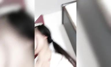 最高の小さな雌犬がコンドームなしでオナニーしたり、中出しされたりします。彼女は比較的若い（18）ため、ライブパフォーマンスは本当にたくさんあります