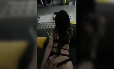 楼下忽传呻吟声，一看方知骚姐在抠逼，果断潜入出击摸奶抠逼爆艹她！