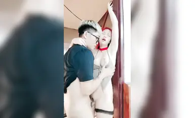 음탕한 붉은 머리의 작은 창녀가 서서 큰 수탉을 문지르고 자매는 매우 편안해 보입니다.