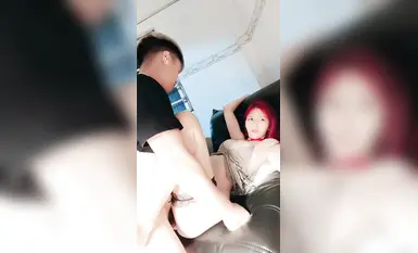 음탕한 붉은 머리의 작은 창녀가 서서 큰 수탉을 문지르고 자매는 매우 편안해 보입니다.