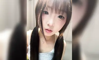 สาวสวัสดิการชั้นสูง นักเรียนมัธยมปลายผิวขาวน่ารักช่วยตัวเองและรู้สึกหื่นกาม ตรงกันข้ามกับสาวหื่นกามช่วยตัวเอง หน้าอกของเธอไม่เล็กและดูดี (1)