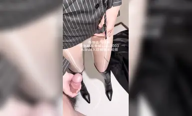 【猫猫碎冰冰】条纹衬衣长筒皮靴亮丝踩鸡手撸喷尿假鸡挂挡抽插喷水
