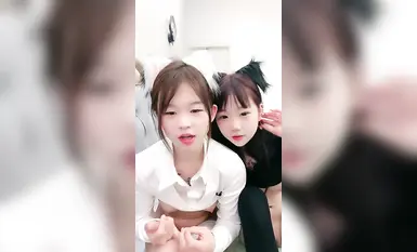 Dua gadis bersemangat menyiarkan secara langsung protagonis lelaki yang berbaring di atas katil dan membiarkannya meniduri (1)