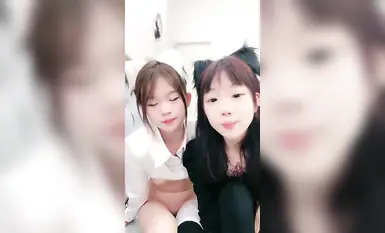 Dua gadis bersemangat menyiarkan secara langsung protagonis lelaki yang berbaring di atas katil dan membiarkannya meniduri (1)