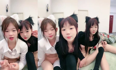 Dua gadis bersemangat menyiarkan secara langsung protagonis lelaki yang berbaring di atas katil dan membiarkannya meniduri (1)