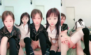 สองสาวสุดแซ่บถ่ายทอดสดพระเอกนอนบนเตียงแล้วปล่อยให้เย็ด (2)