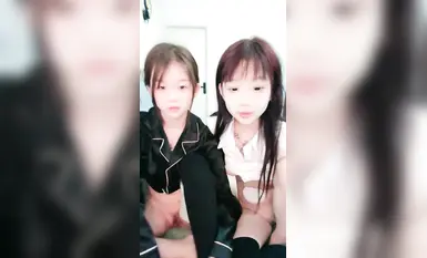 Dua gadis bersemangat siaran langsung protagonis lelaki yang berbaring di atas katil dan membiarkan dia meniduri (2)