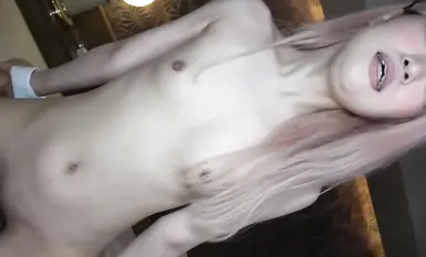 FC2-PPV-4708147 [无] 超级可爱的女孩，有着闪亮的头发和白皙的皮肤！她以前是女仆咖啡馆的女孩，所以穿上女仆装看起来很棒。她吞下精液后，精液喷在她脸上（一直喷到眼睛），然后三次射在她体内！*额外高清