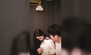 Pembiaya hartawan itu berhubung dengan banyak model cantik peringkat kedua dan ketiga_tampan dan tampan_menunjukkan wajah mereka sepanjang proses (5)