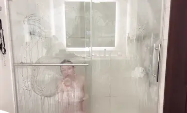 【Sweetie_Moth】在酒店房間里的玻璃淋浴間里邊洗澡邊自慰