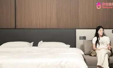 싱바 오우양커 20 - 88파운드밖에 안 되는 꽃다리 미녀와 약속을 잡았습니다. 중간에 콘돔을 빼고 싶었는데, 콘돔이 너무 꽉 끼고 작동이 어려웠습니다. 콘돔이 찢어질 줄은 몰랐고, 결국 콘돔 없이 사정했습니다.