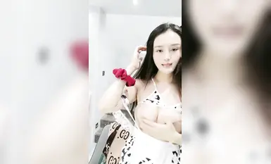 綠播女神回歸【泡芙】顏值爆表~掰穴道具自慰~難得見到道具插逼潮噴 (12)