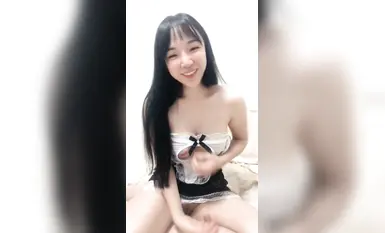 [부드럽고 폭신한] 로우컷 서스펜더를 두른 채 집에서 통통한 작은 퍼시를 드러내고 소품을 이용해 자위하는 섹시한 긴머리 젊은 여성 (26)