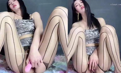 抖音长腿丝袜御姐【拾壹】脸穴同框_震动棒自慰(2)