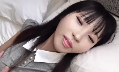 fc2-ppv-4733076 我保證她很可愛。 【無碼】【中出第二彈】與熱愛自慰的18歲苗條美女進行撩人性愛。她清純的性格和敏感的反應之間的反差萌到讓我忍不住中出，還舔了舔她的舌頭。 *內含高品質特典