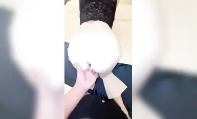 【会喷水的亲姐姐】暴力剪烂姐姐的美臀喇叭裤，一线天美鲍喷水量惊人！女上位喷射！