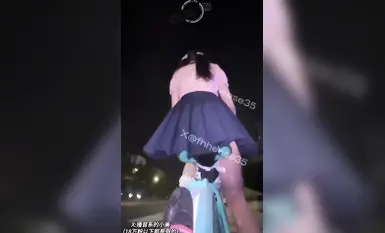 【小美miyoki】在共享單車坐墊上綁上假雞巴 悠閑的騎在大街上