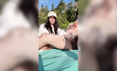 การสกัดชายหาดซีเหมิงเหยาในชายหาดสาธารณะ การสำเร็จความใคร่แบบเปลือยกายแบบสองมุมมองเพื่อให้คุณรู้สึกถึงความตื่นเต้นของการสำเร็จความใคร่ในที่สาธารณะ ผู้คนที่เดินผ่านไปมาทุกประเภท